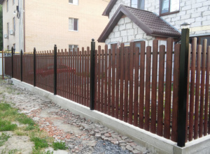 Евроштакетник для забора коричневый под дерево на ленточном фундаменте