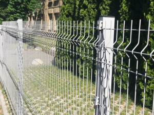 Забор металлический секционный из сварной сетки белый