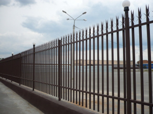 Сварной секционный металлический забор темного цвета